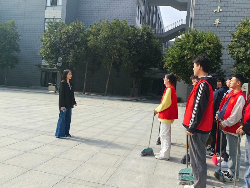 ylzzcom永利总站线路检测学生第七党支部开展 “党员先锋作表率，卫生清理我先行”主题党日活动